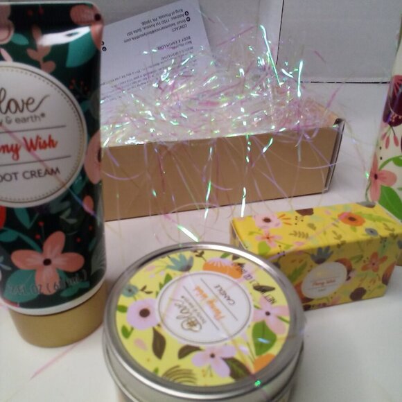 Body & Earth Love Set Hand Cream Foot Cream Soap Candle - Picture 8 of 12